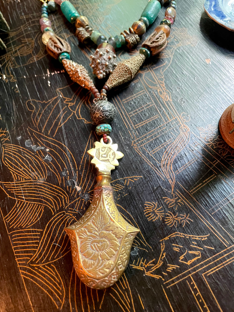 Kohl pendant necklace